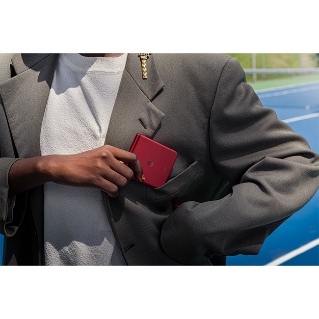 Motorola razr ultra - 2025 - PANTONE Rio Red  (Product view 2)