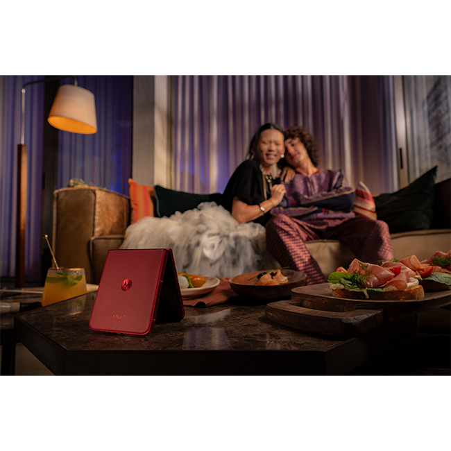 Motorola razr ultra - 2025 - PANTONE Rio Red  (Product view 5)