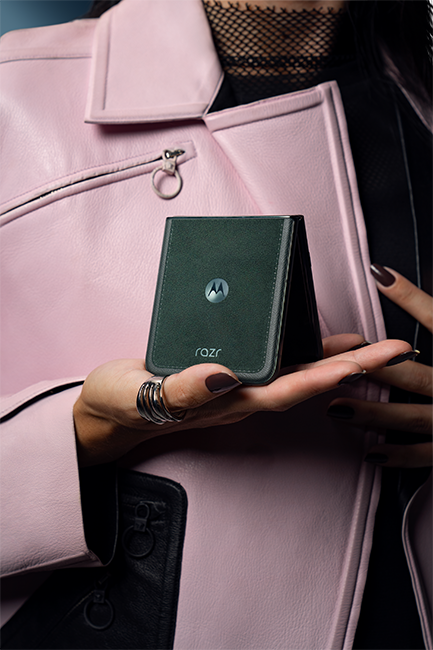 Motorola razr ultra - 2025 - PANTONE Scarab  (Product view 2)